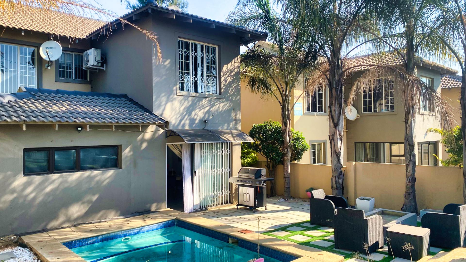 3 Bedroom Townhouse For Sale in Ruimsig Country Estate RE/MAX™ of Southern Africa