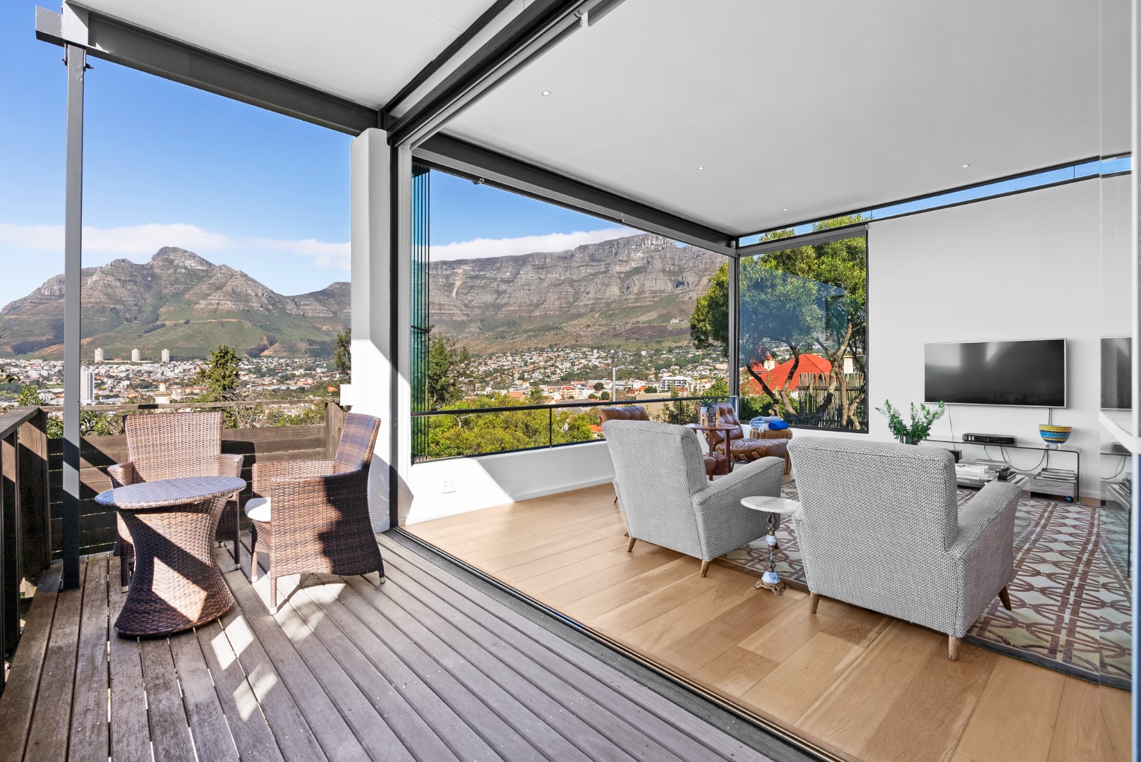 3 Bedroom House For Sale in Tamboerskloof RE/MAX™ of Southern Africa