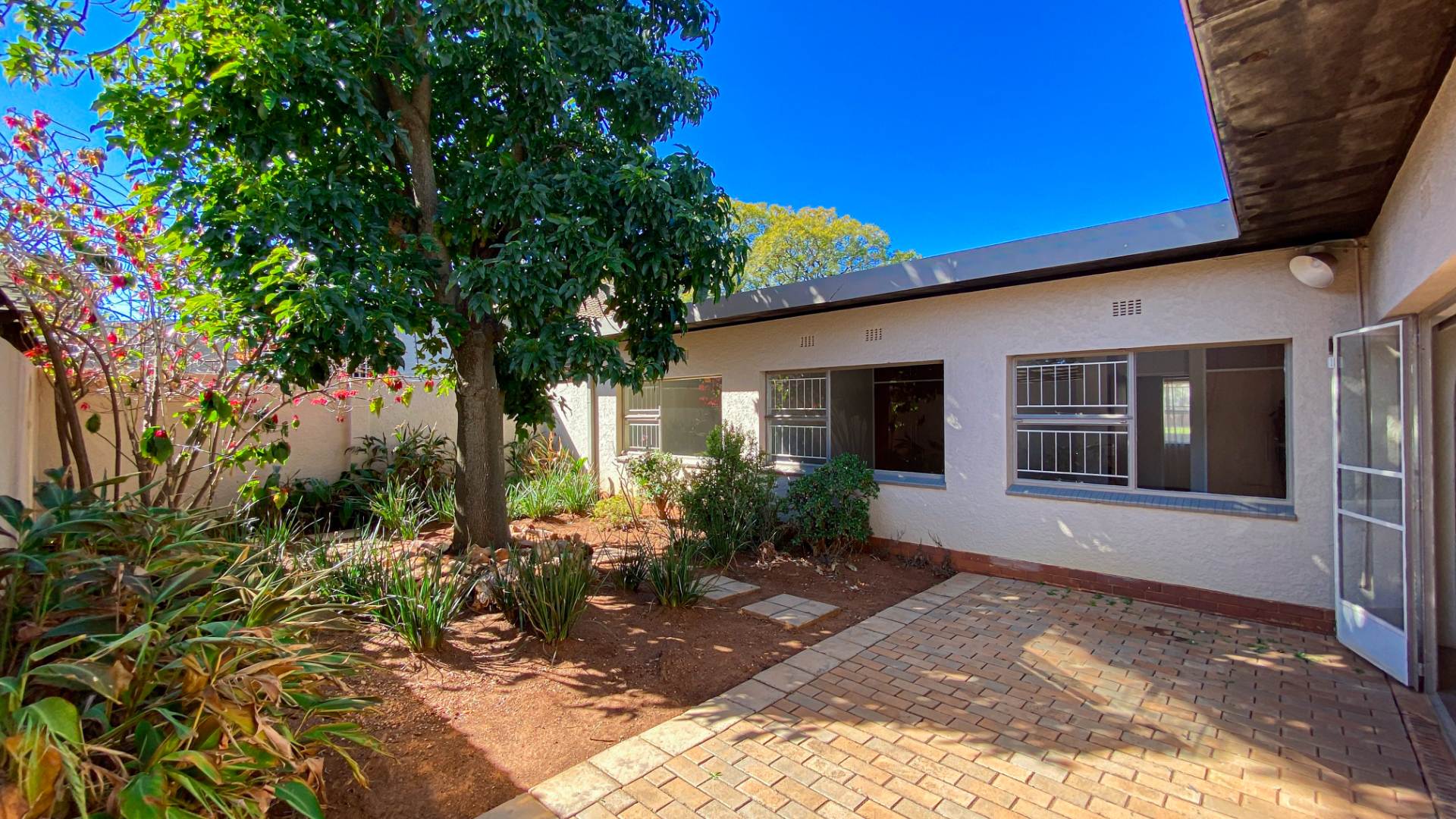 4 Bedroom House For Sale in Linden RE/MAX™ of Southern Africa