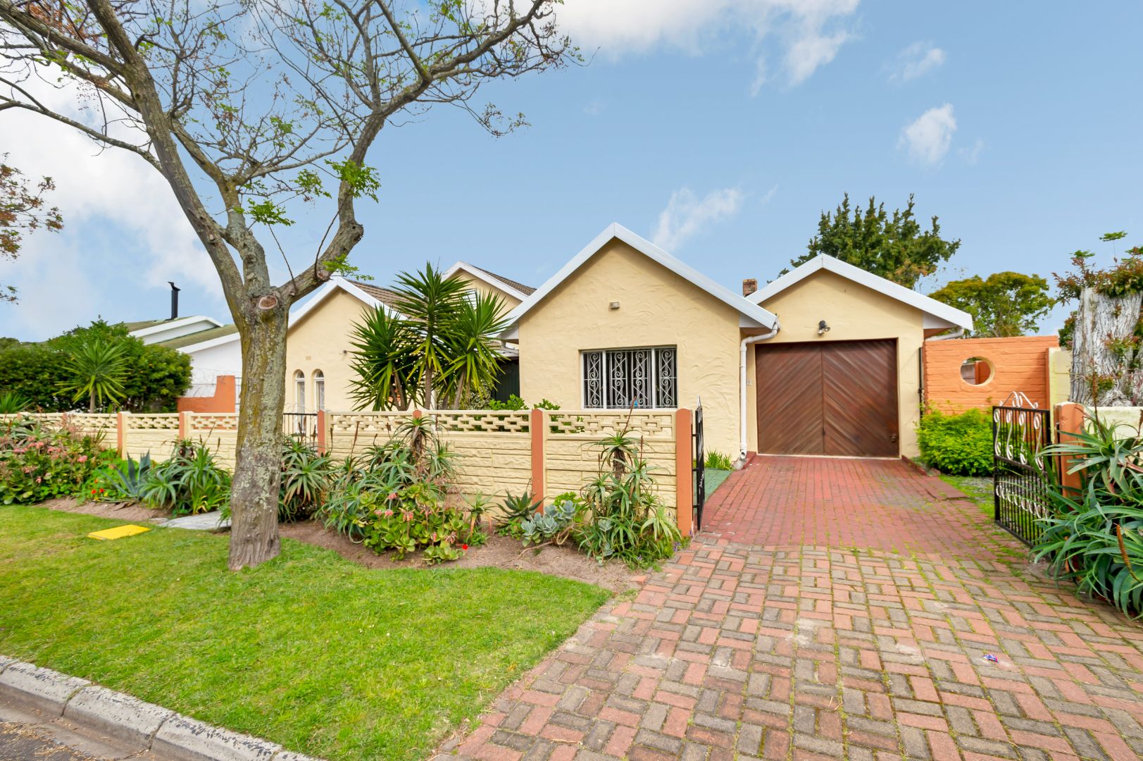 4 Bedroom House For Sale in Avondale RE/MAX™ of Southern Africa