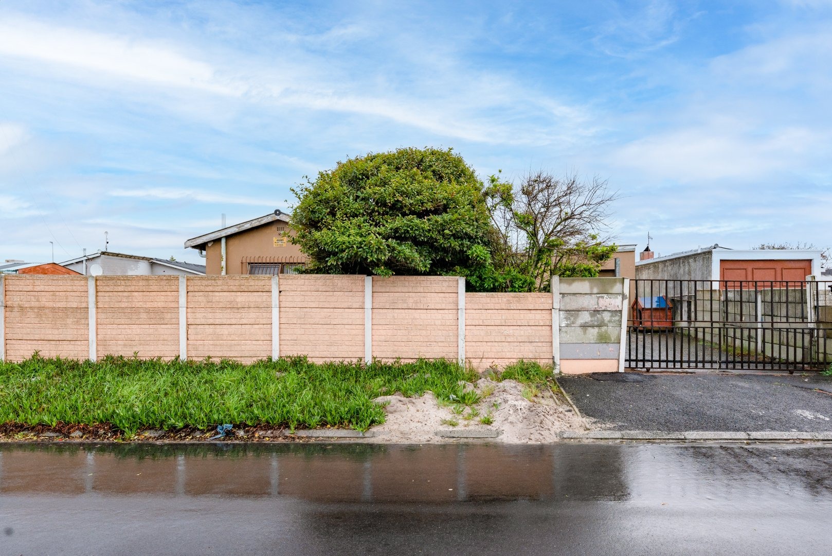 3 Bedroom House For Sale in Grassy Park RE/MAX™ of Southern Africa