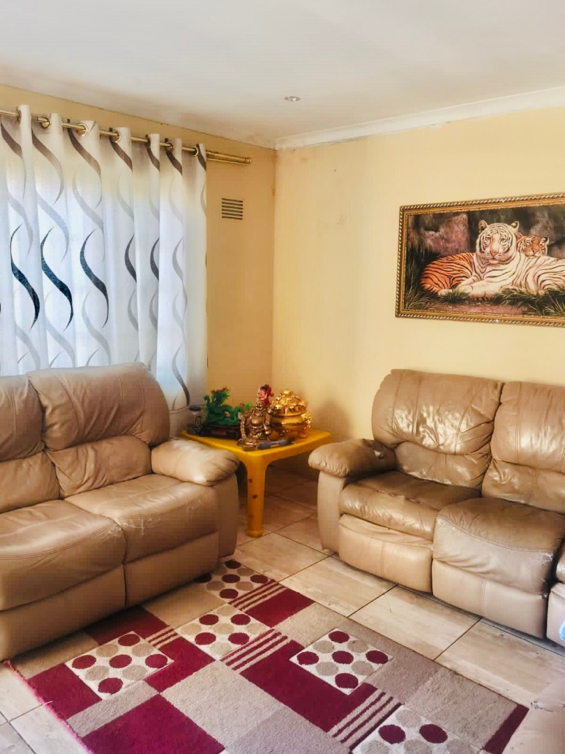 3 Bedroom House For Sale in Woodview RE/MAX™ of Southern Africa