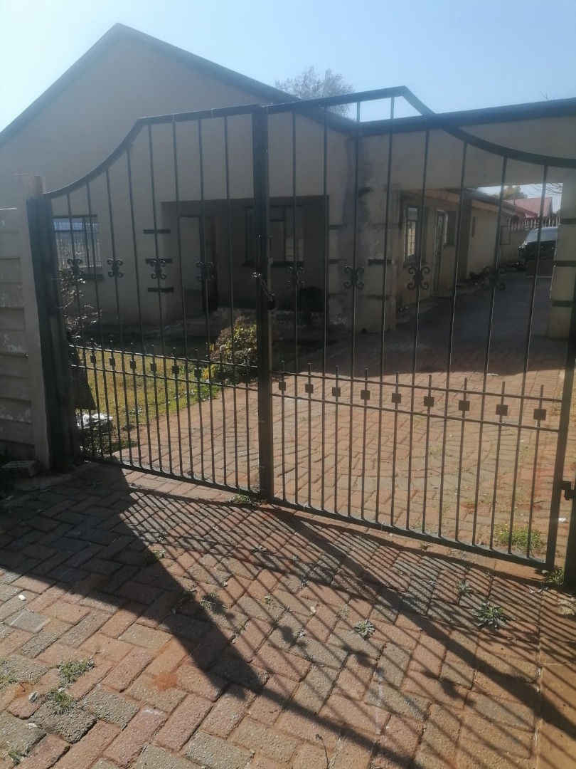 5 Bedroom House For Sale in Bosmont RE/MAX™ of Southern Africa