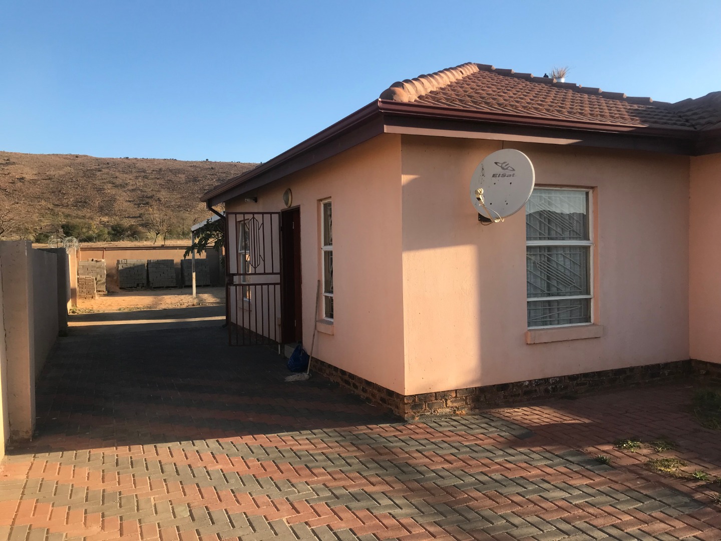 2 Bedroom House For Sale in Kirkney RE/MAX™ of Southern Africa