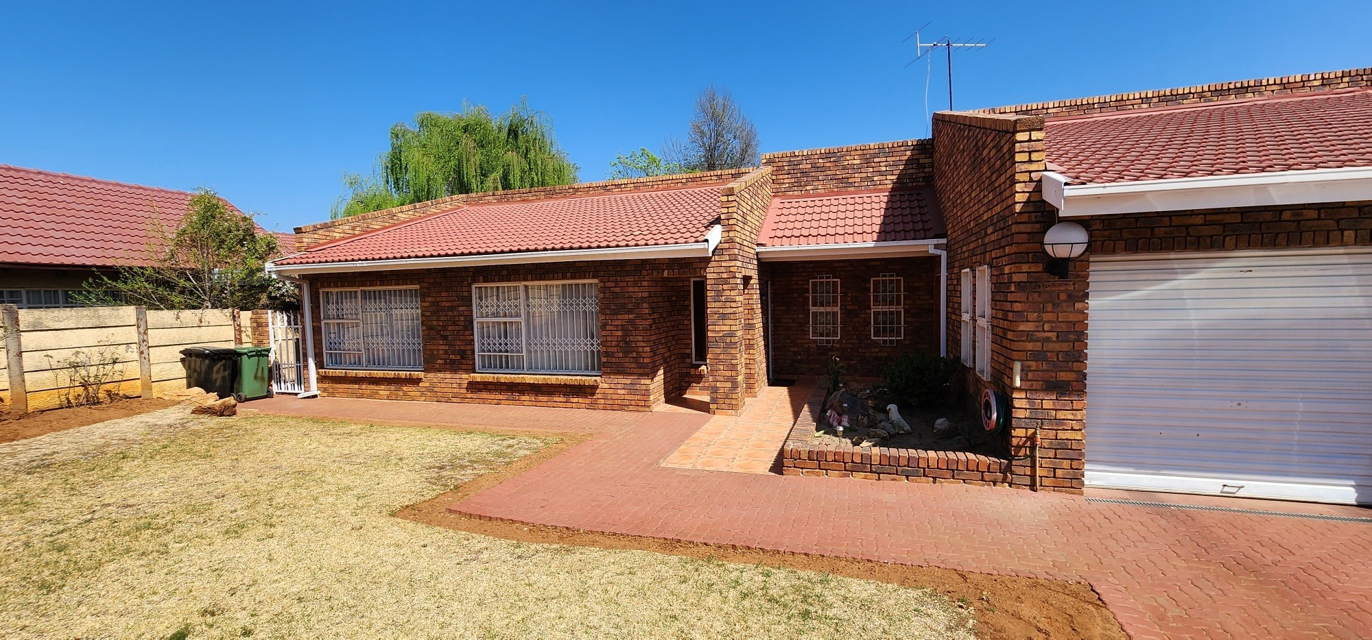 4 Bedroom House For Sale in Brackendowns RE/MAX™ of Southern Africa