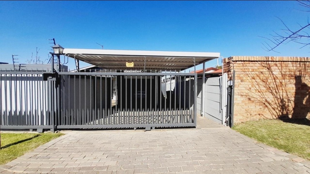 3 Bedroom House For Sale in Crown Gardens RE/MAX™ of Southern Africa