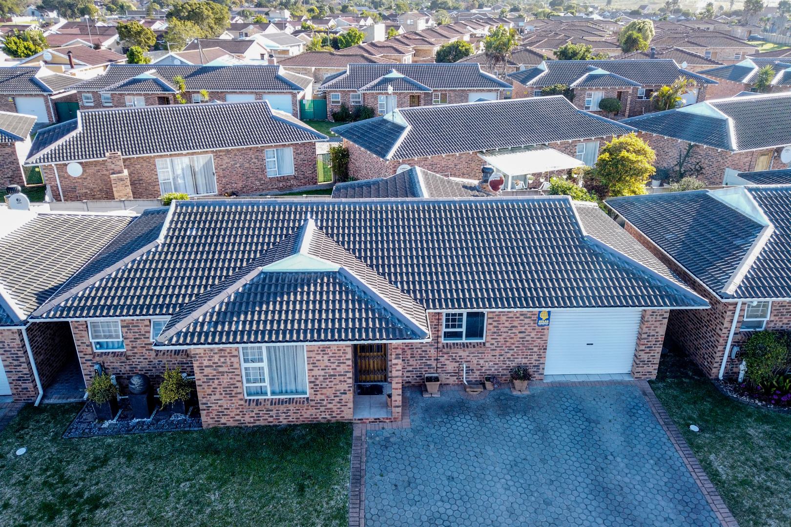 3 Bedroom Townhouse For Sale in Sherwood RE/MAX™ of Southern Africa