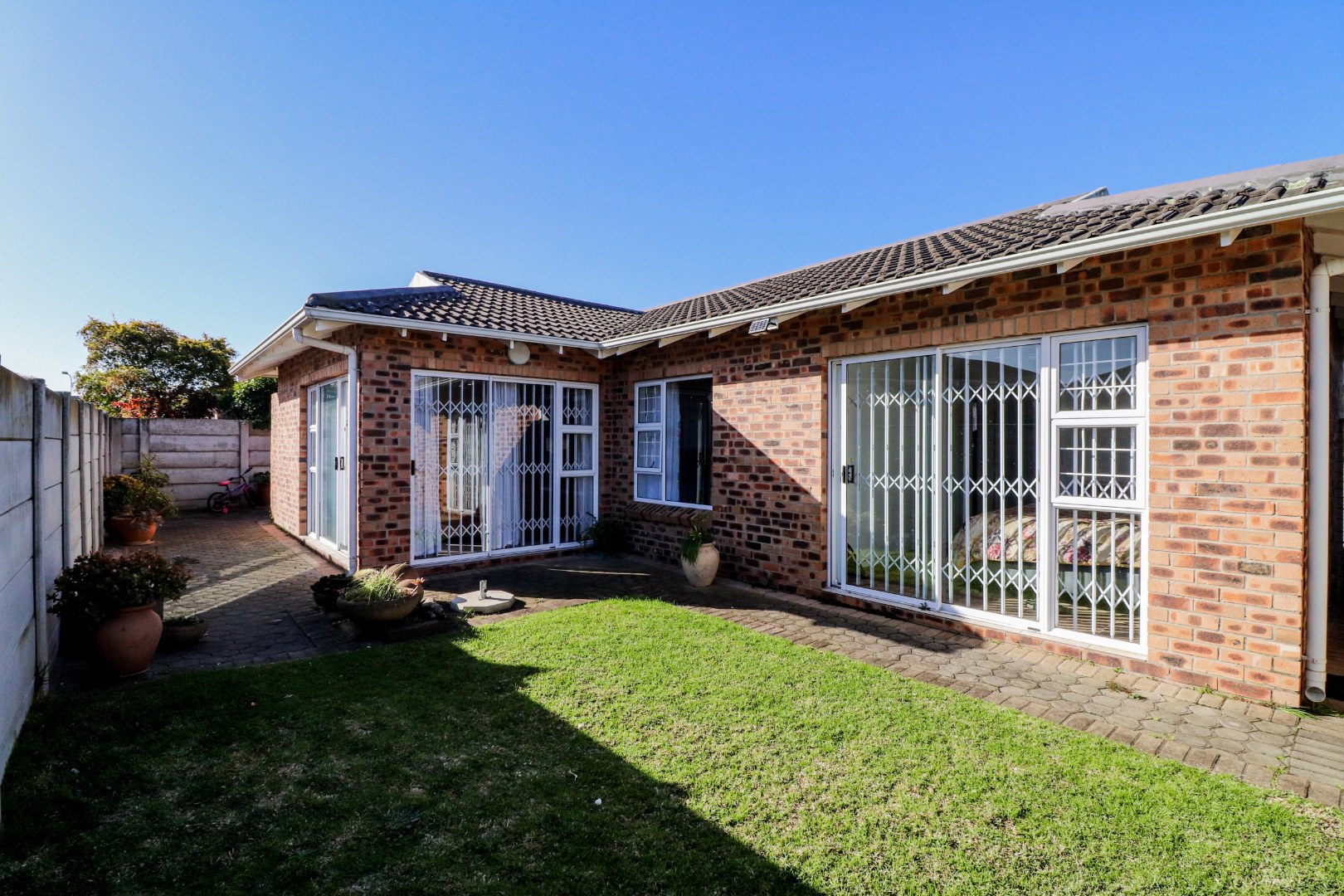 3 Bedroom Townhouse For Sale in Sherwood RE/MAX™ of Southern Africa