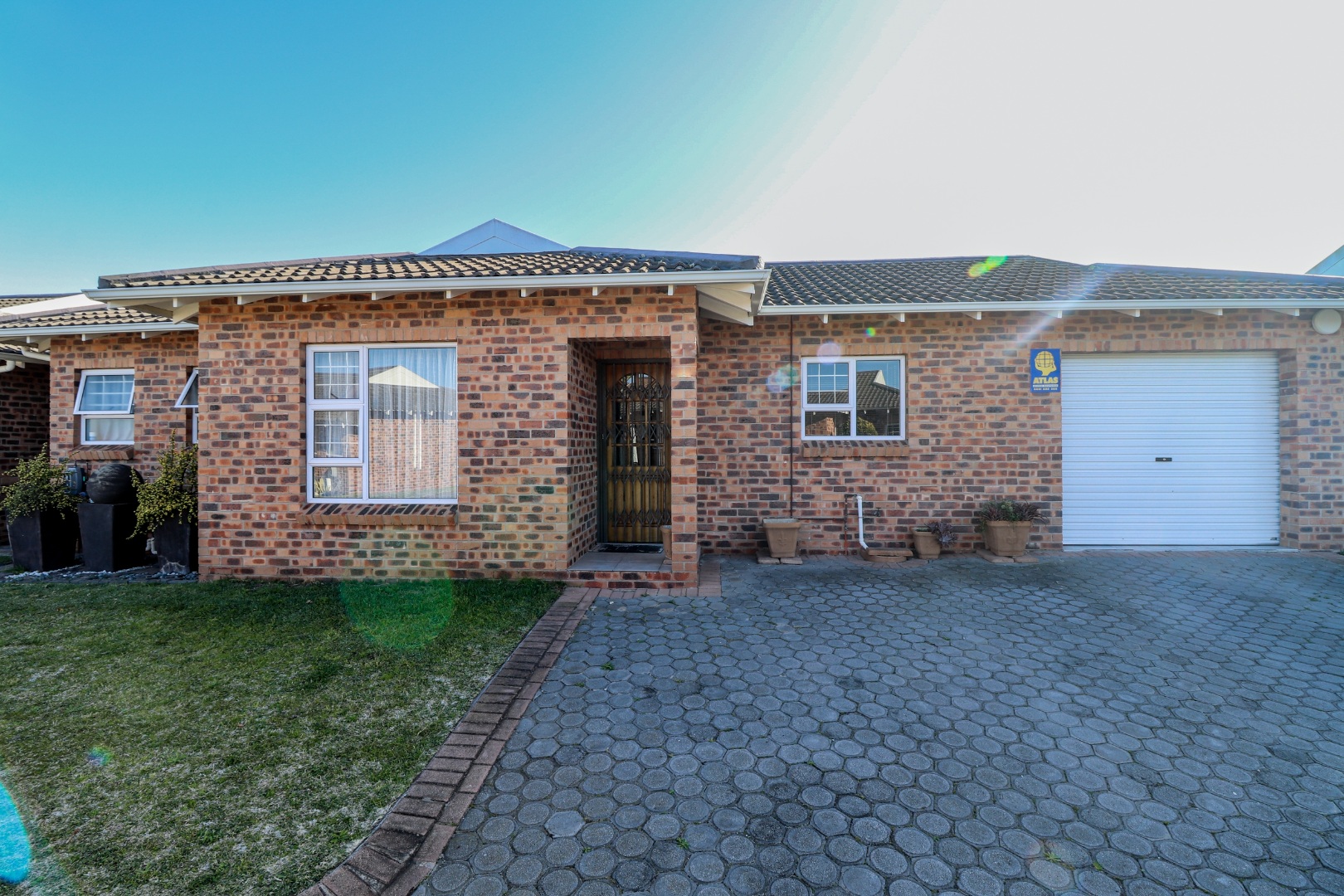 3 Bedroom Townhouse For Sale in Sherwood RE/MAX™ of Southern Africa