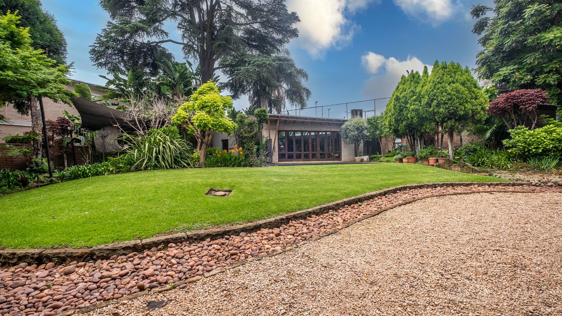 5 Bedroom House For Sale in Baileys Muckleneuk RE/MAX™ of Southern Africa