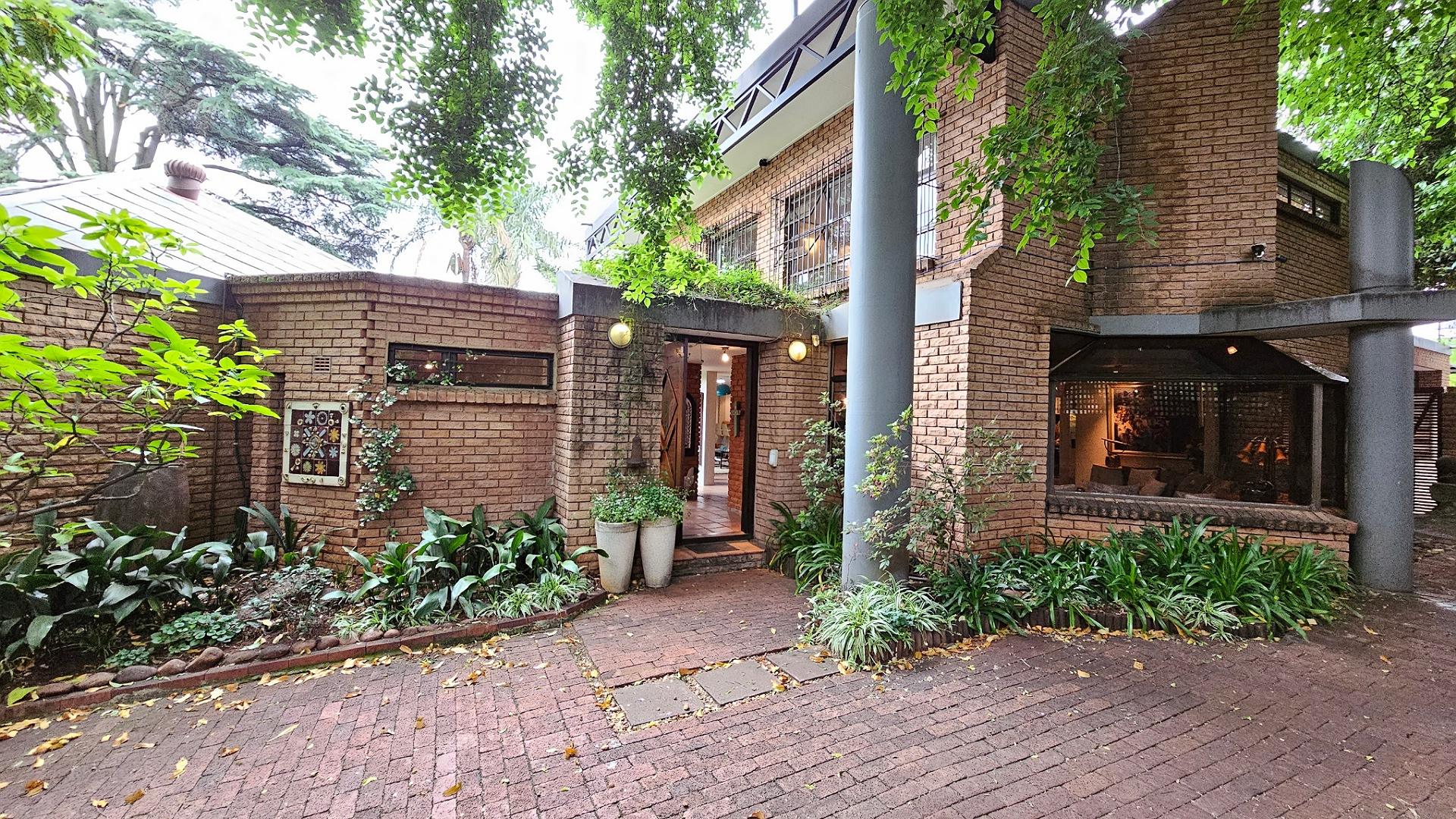 5 Bedroom House For Sale in Baileys Muckleneuk RE/MAX™ of Southern Africa