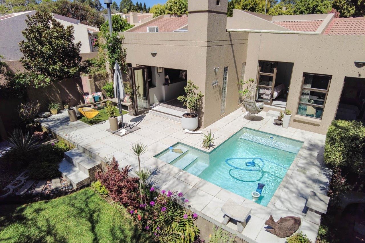 3 Bedroom House For Sale in Douglasdale RE/MAX™ of Southern Africa