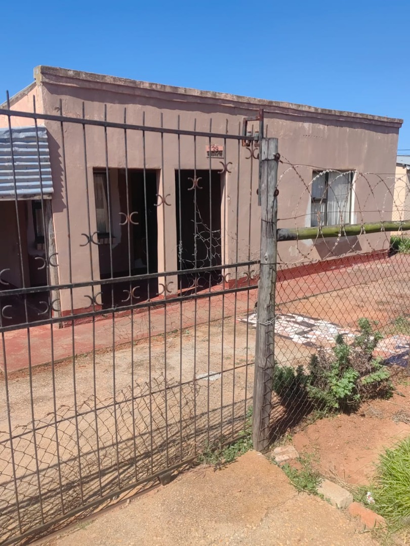 3 Bedroom House For Sale in Kwanobuhle RE/MAX™ of Southern Africa