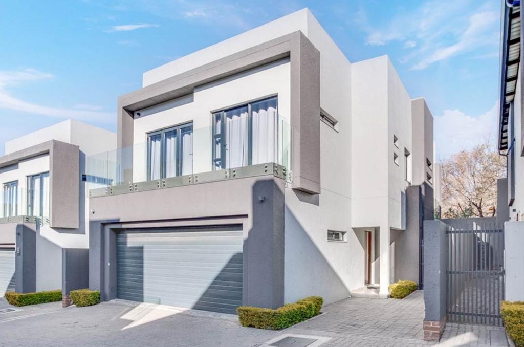 3 Bedroom Townhouse For Sale in Bryanston RE/MAX™ of Southern Africa