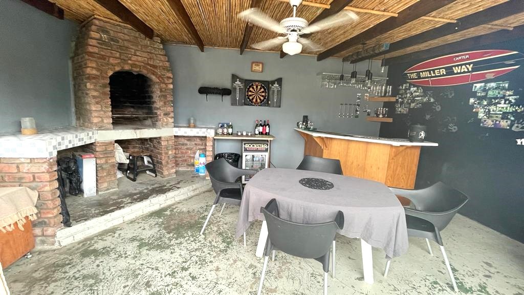 3 Bedroom House For Sale in Cambridge West RE/MAX™ of Southern Africa