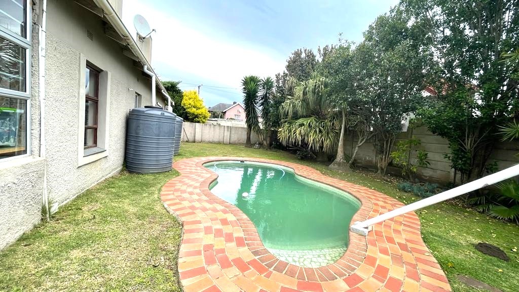3 Bedroom House For Sale in Cambridge West RE/MAX™ of Southern Africa