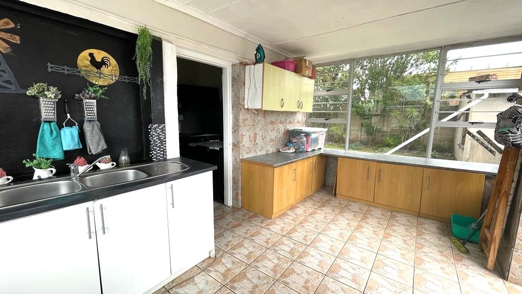 3 Bedroom House For Sale in Cambridge West RE/MAX™ of Southern Africa