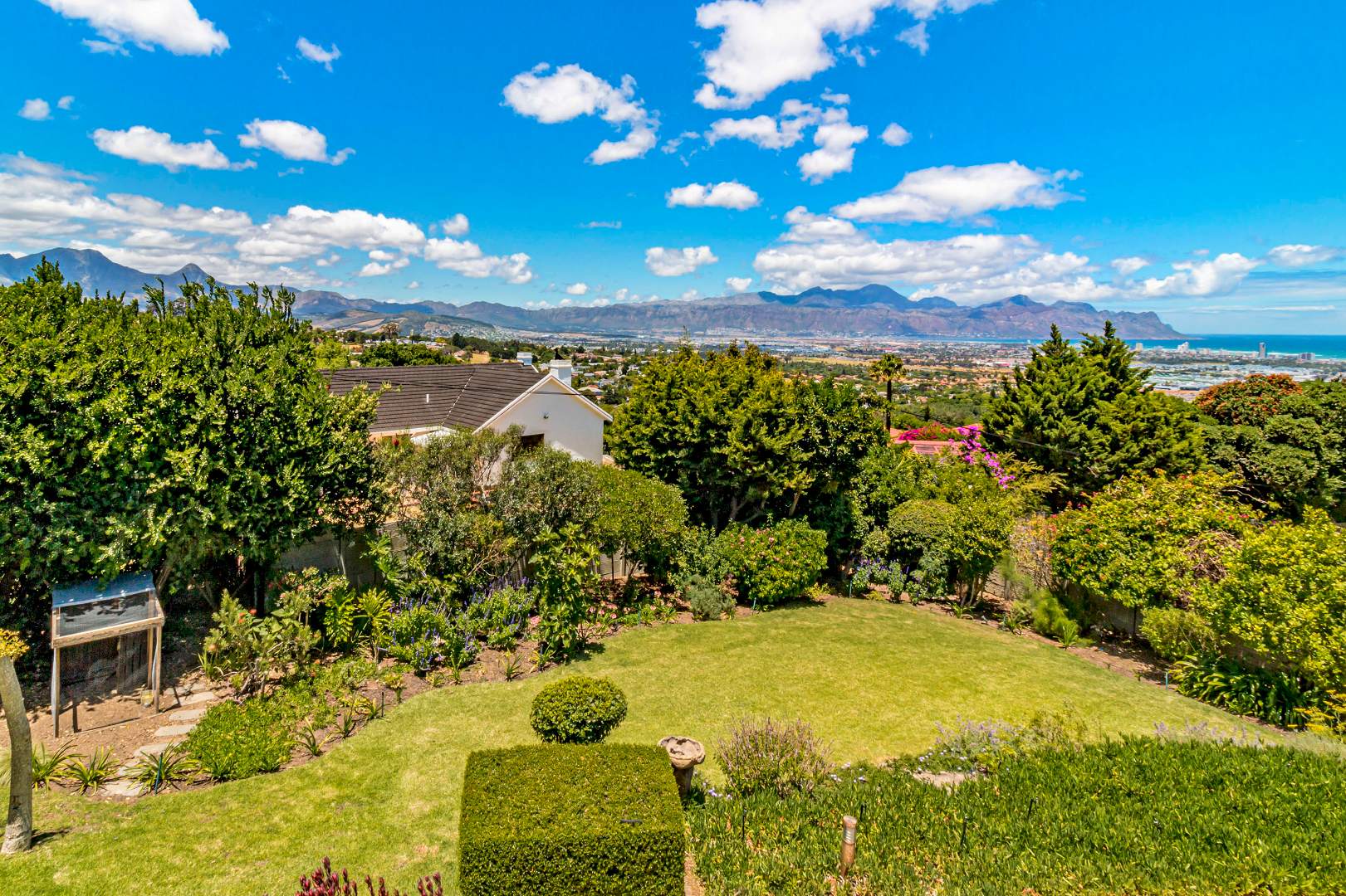 4 Bedroom House For Sale in Heldervue RE/MAX™ of Southern Africa