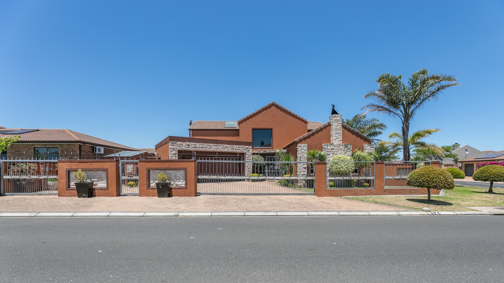 4 Bedroom House For Sale in Sonkring RE/MAX™ of Southern Africa