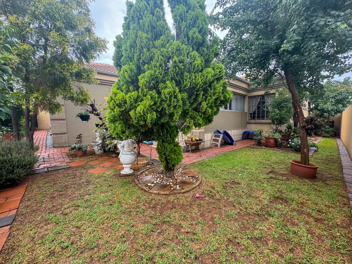 3 Bedroom House For Sale in Bassonia Rock RE/MAX™ of Southern Africa