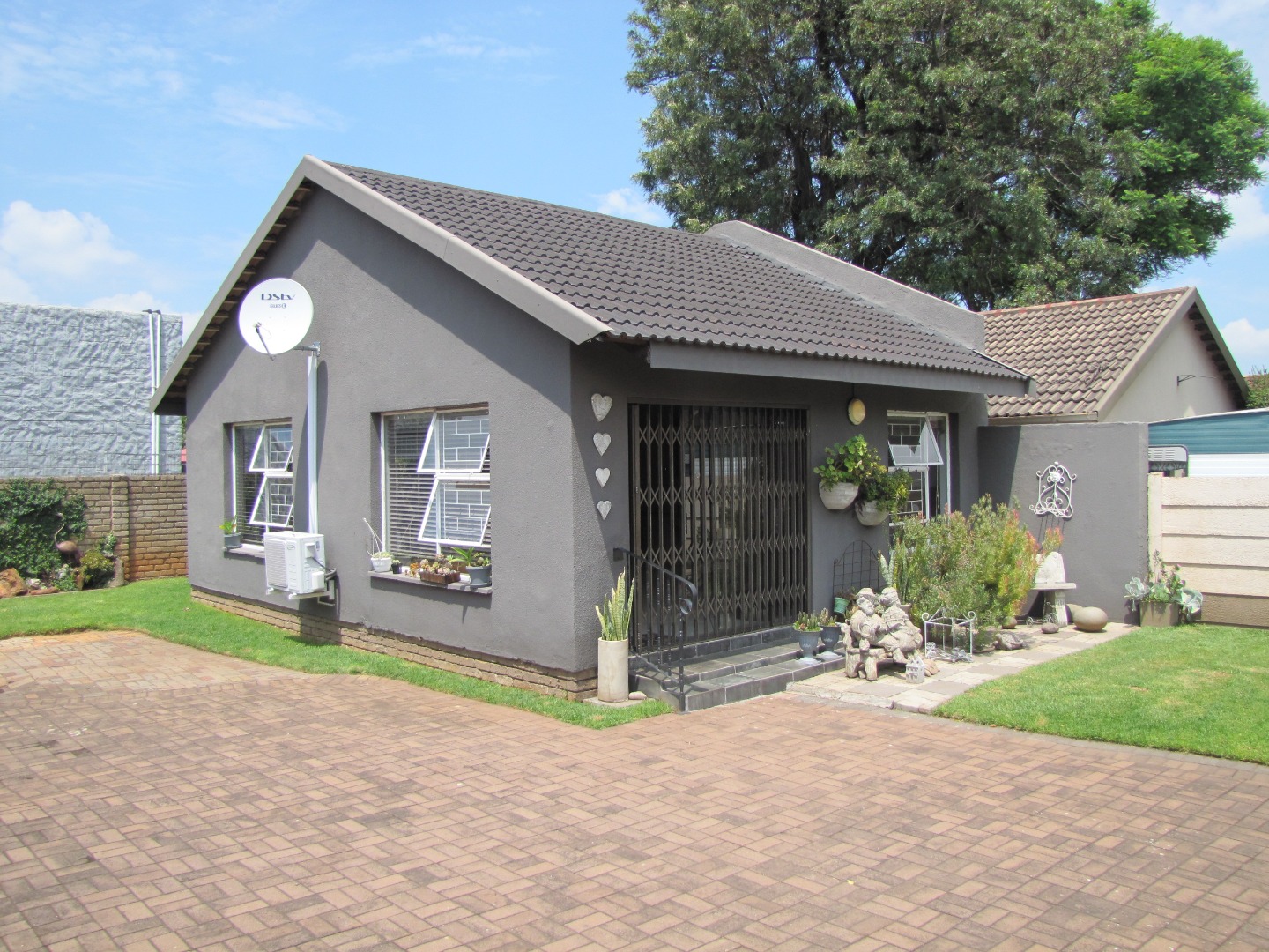 3 Bedroom House For Sale in Flora Gardens RE/MAX™ of Southern Africa