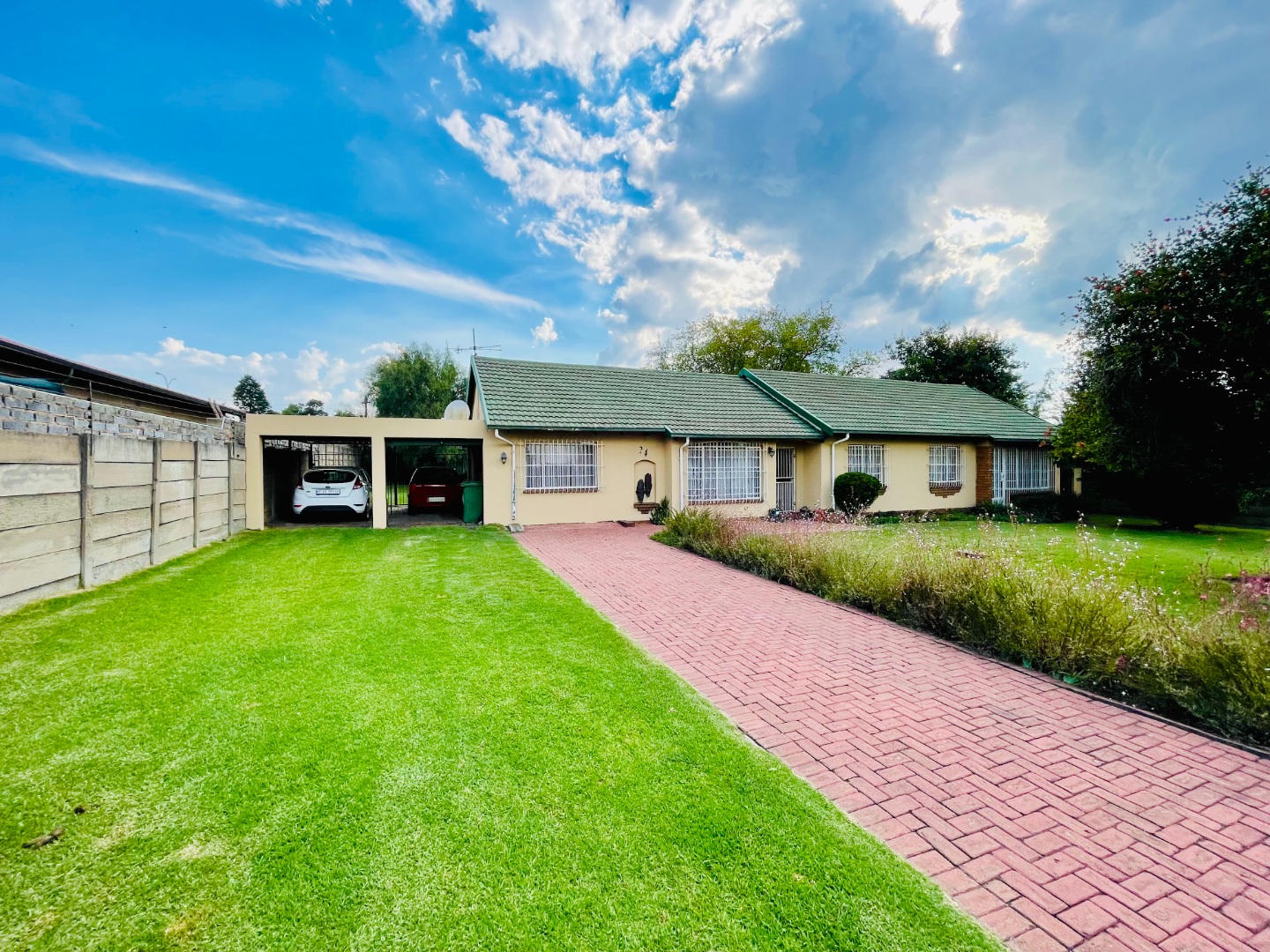 4 Bedroom House For Sale in Brackendowns RE/MAX™ of Southern Africa