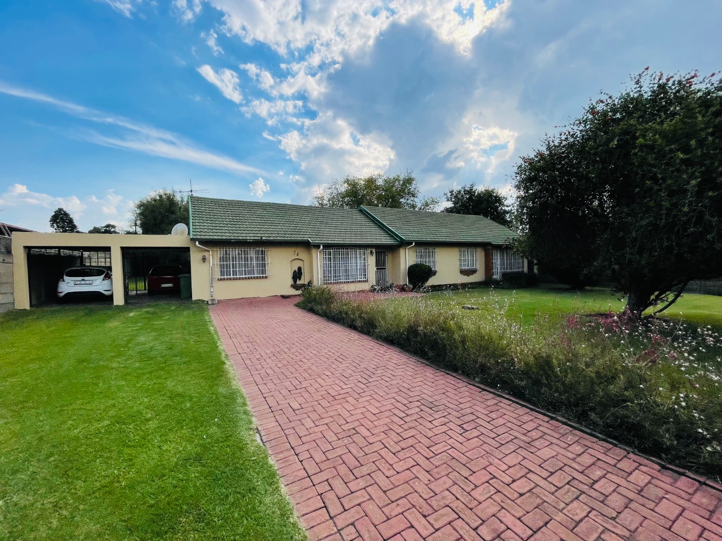 4 Bedroom House For Sale in Brackendowns RE/MAX™ of Southern Africa