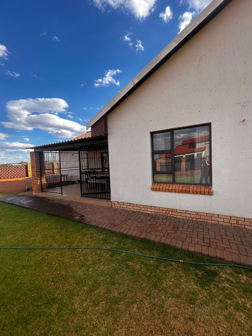 3 Bedroom House For Sale in Postmasburg RE/MAX™ of Southern Africa