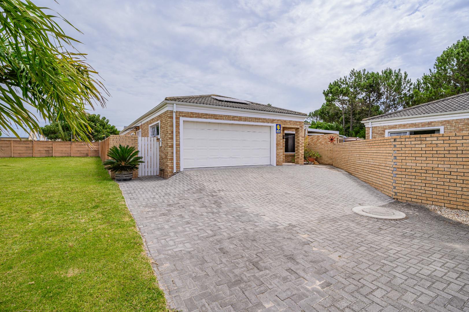 3 Bedroom Townhouse For Sale in Lorraine RE/MAX™ of Southern Africa