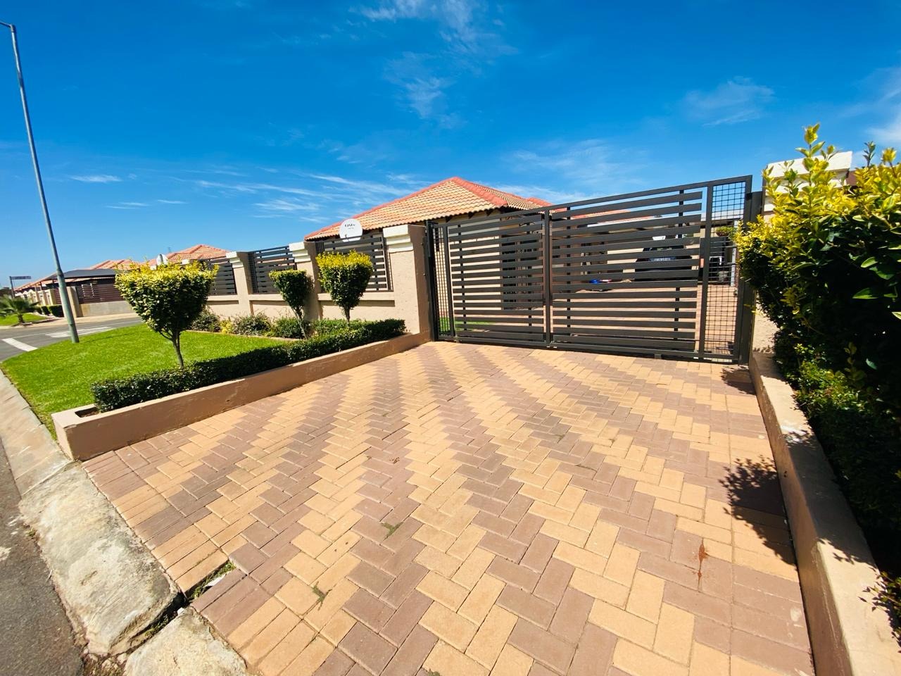 3 Bedroom House For Sale in Dawn Park RE/MAX™ of Southern Africa