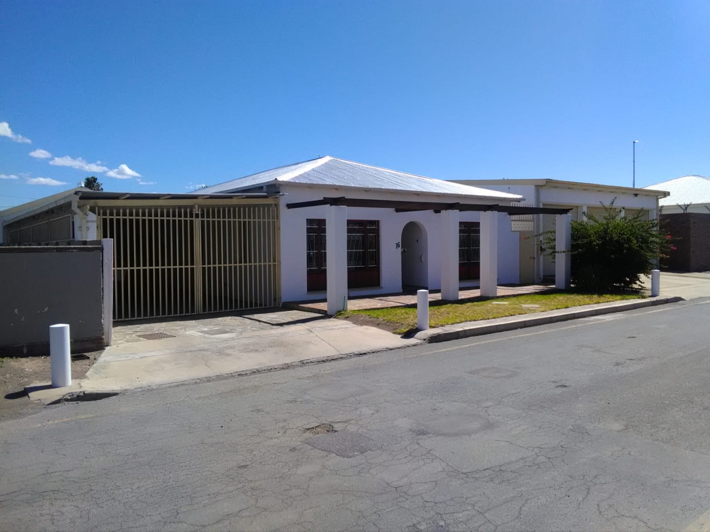 3 Bedroom House For Sale in Beaufort West Industrial RE/MAX™ of