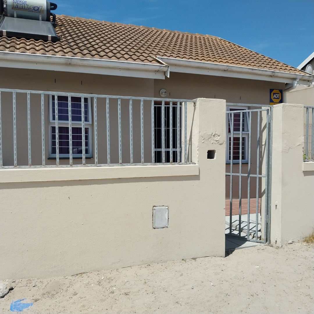 2 Bedroom House For Sale in Pelican Park RE/MAX™ of Southern Africa