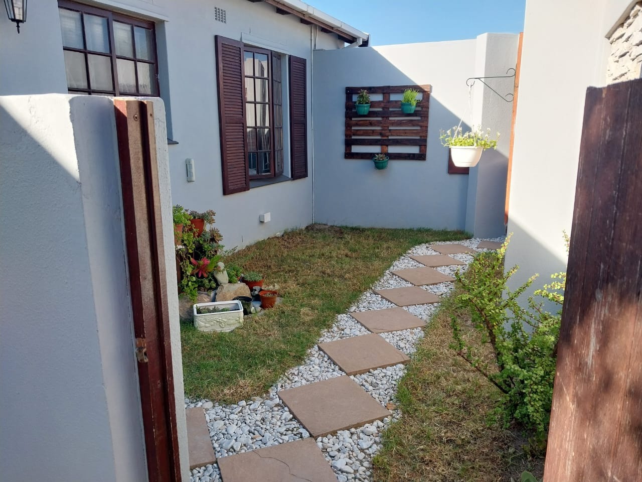 3 Bedroom House For Sale in Sunridge RE/MAX™ of Southern Africa