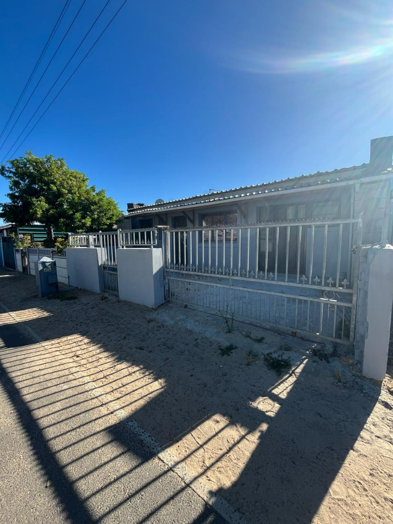 3 Bedroom House For Sale in Bonteheuwel RE/MAX™ of Southern Africa