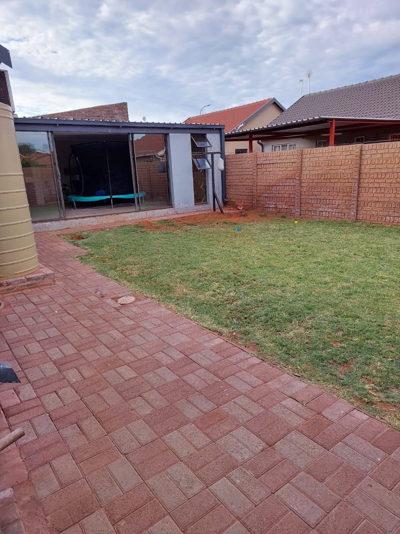 3 Bedroom House For Sale in Kathu RE/MAX™ of Southern Africa