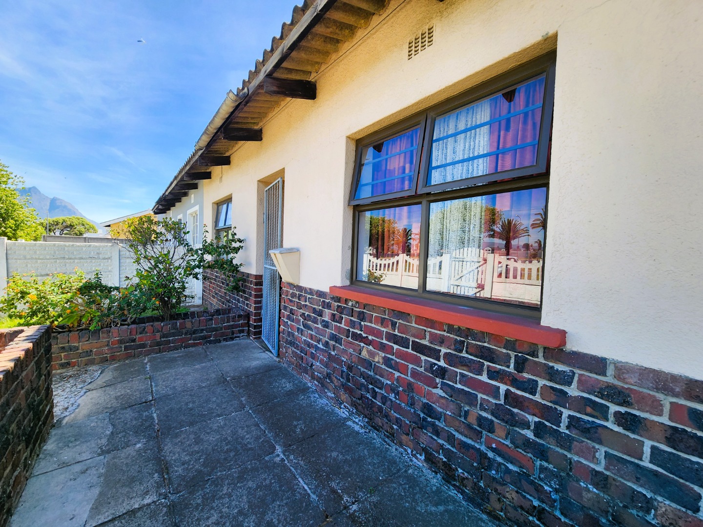 2 Bedroom House For Sale in Silvertown RE/MAX™ of Southern Africa