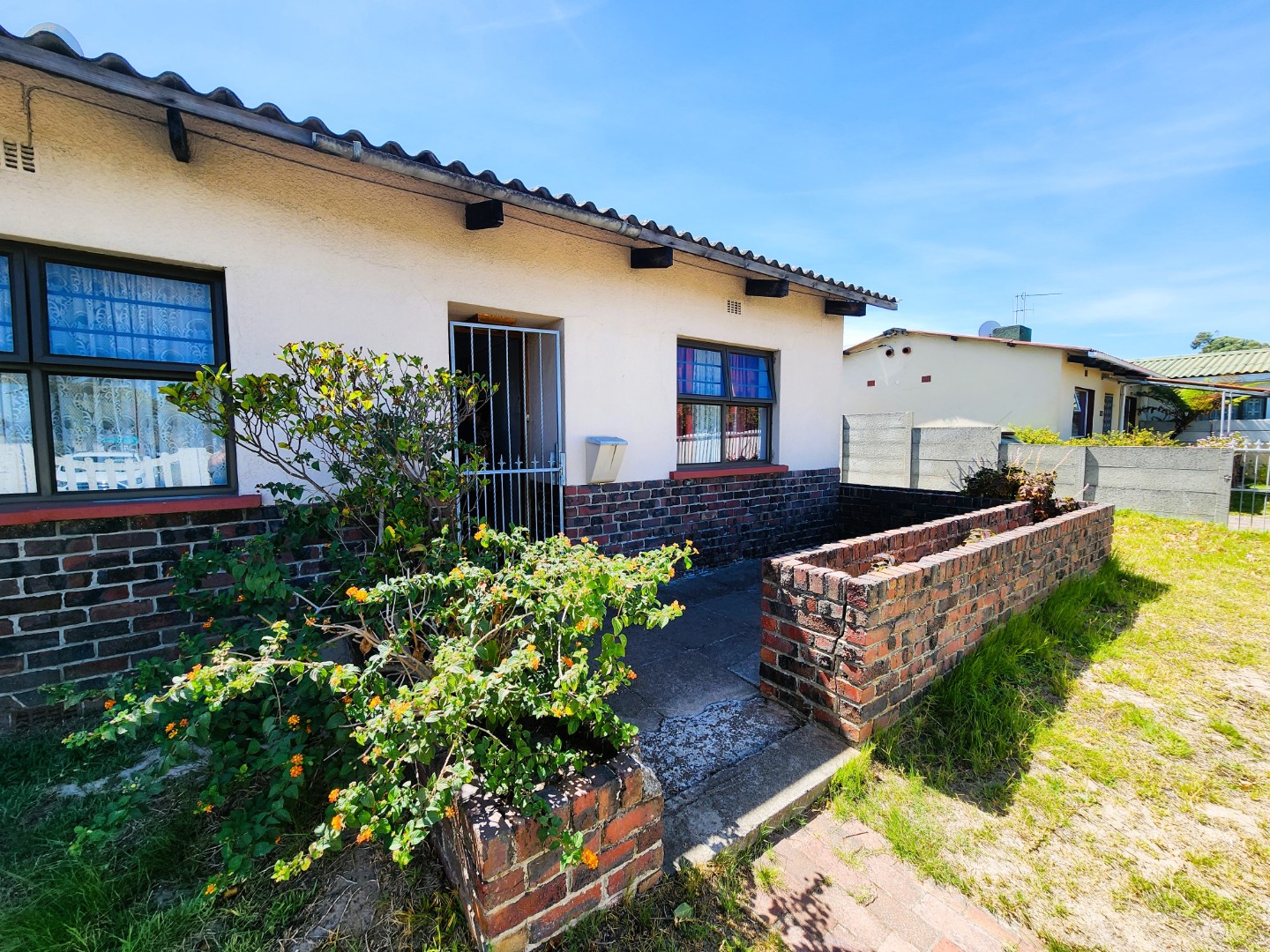 2 Bedroom House For Sale in Silvertown RE/MAX™ of Southern Africa