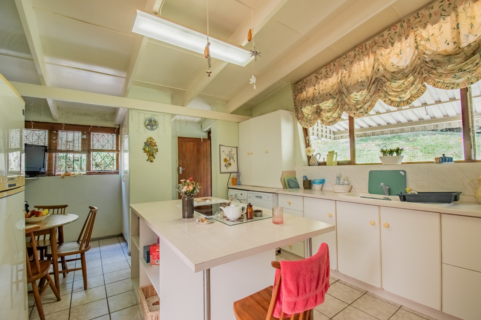 4 Bedroom House For Sale in Cowies Hill RE/MAX™ of Southern Africa