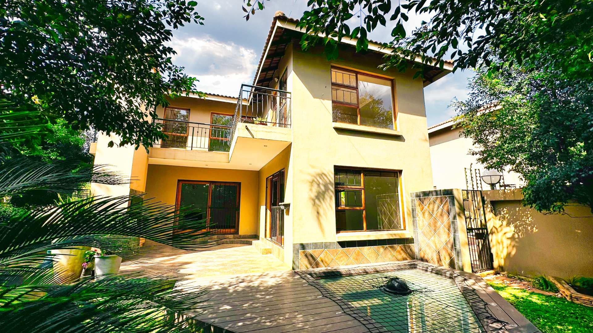 3 Bedroom Townhouse For Sale in Little Falls RE/MAX™ of Southern Africa