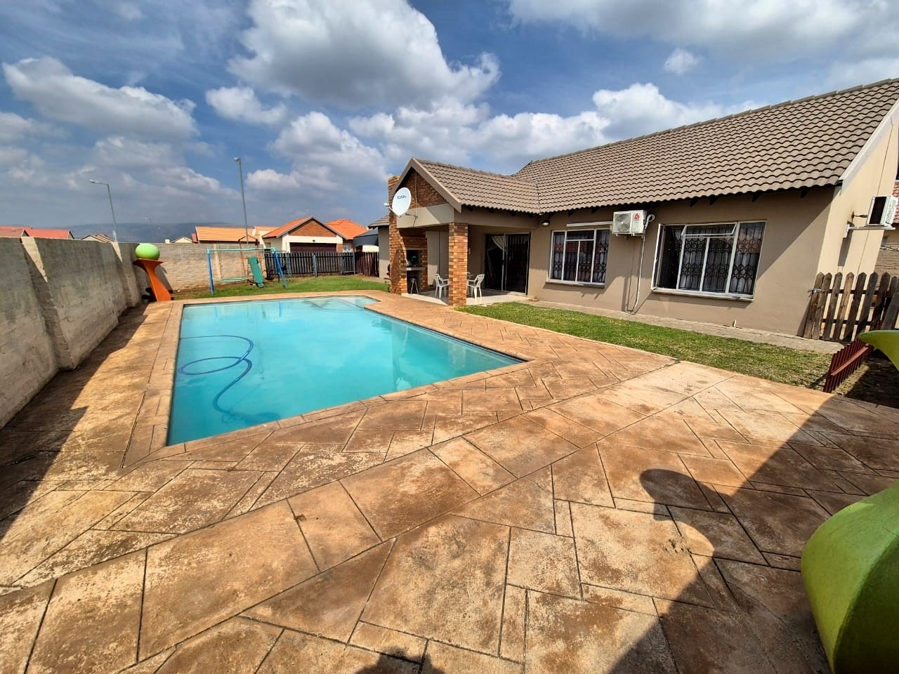 3 Bedroom House For Sale in Waterkloof Hill Estate RE/MAX™ of