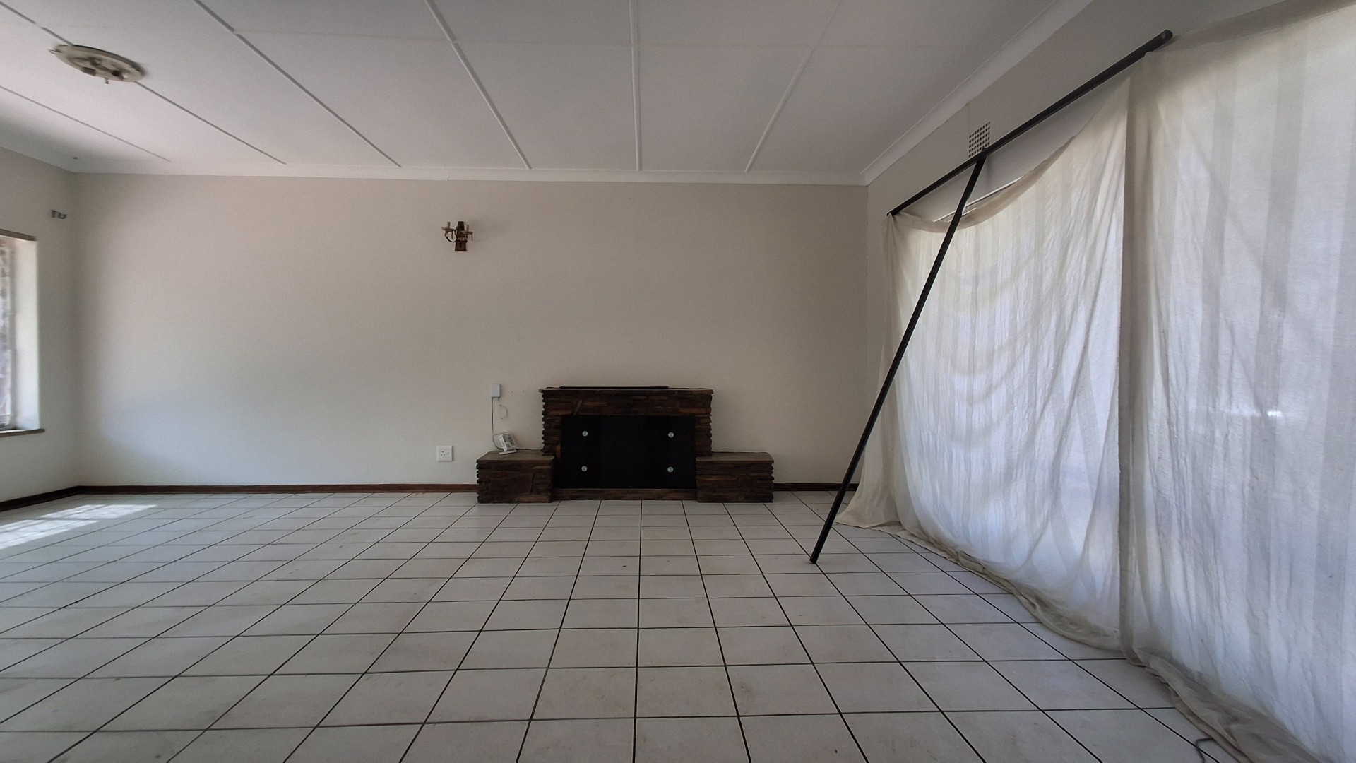 Lounge/Dining