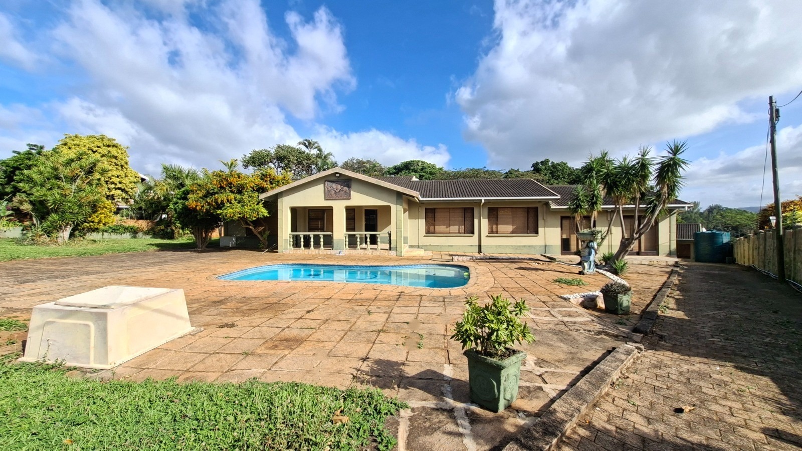 Newly Renovated 6-Bedroom Coastal Home with Pool and Separate Flat