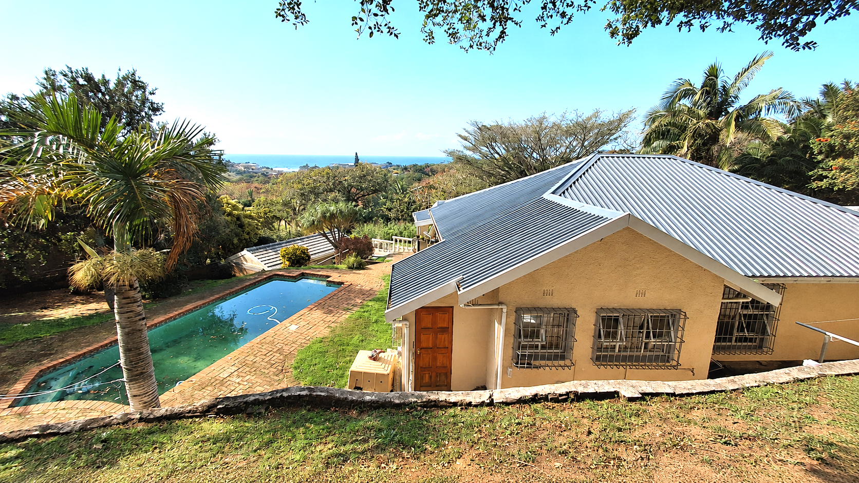 Coastal Charm: Uvongo Home with Sea Views & Flatlet in Uvongo