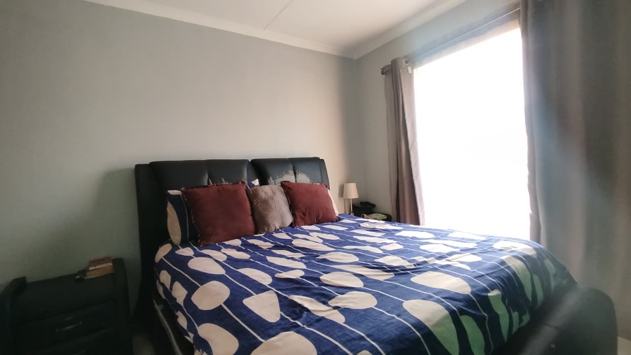 MAIN BEDROOM WITH EN-SUITE