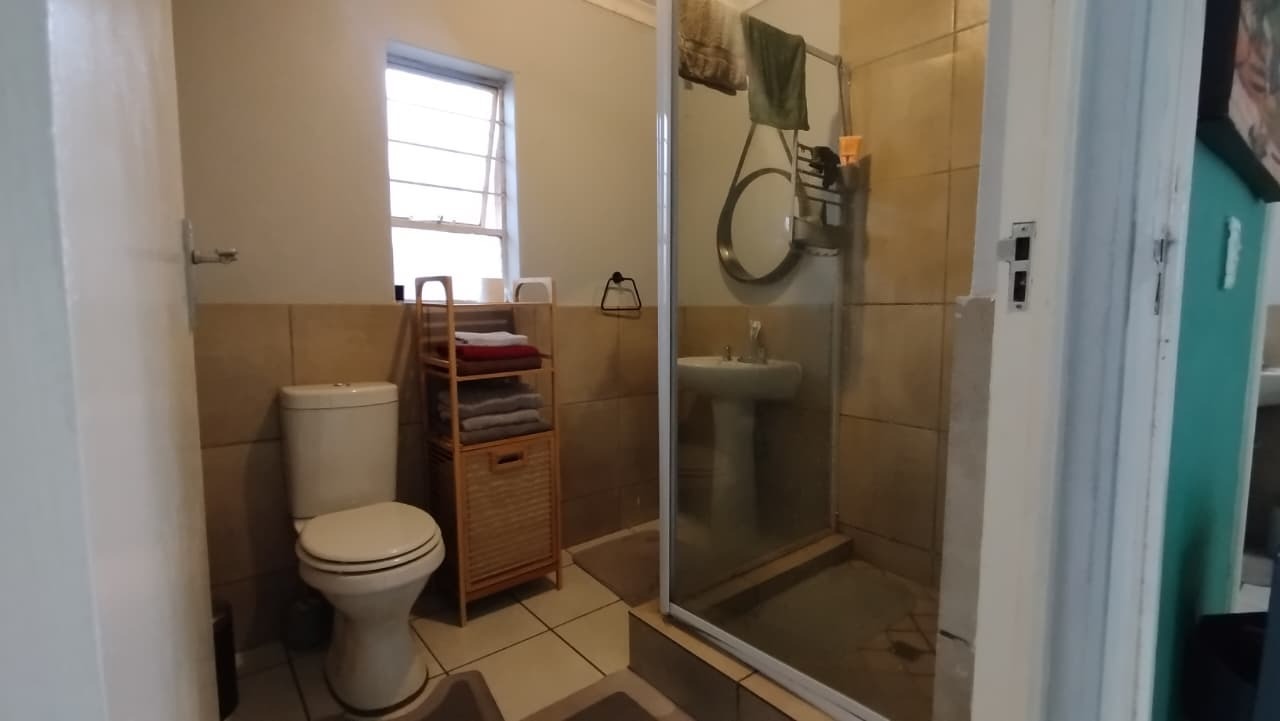 EN-SUITE BATHROOM TO MAIN BEDROOM