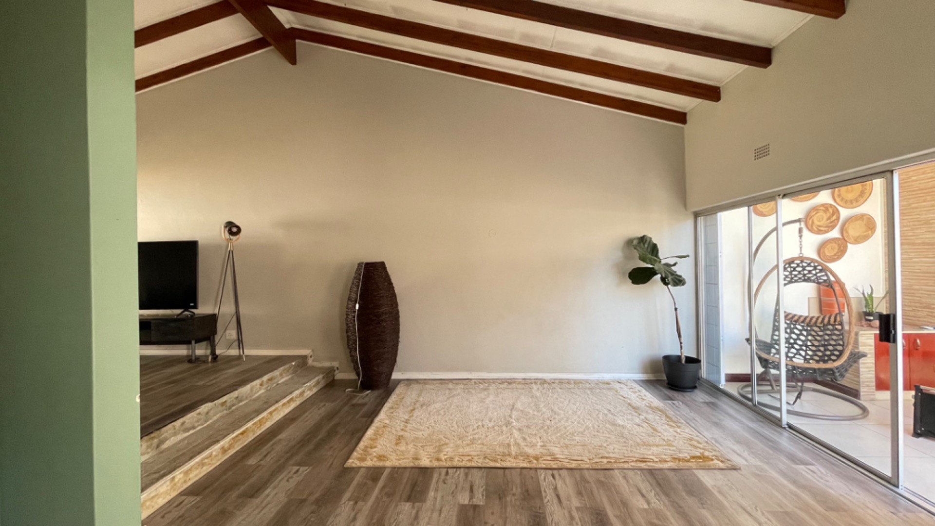 Lounge/Dining