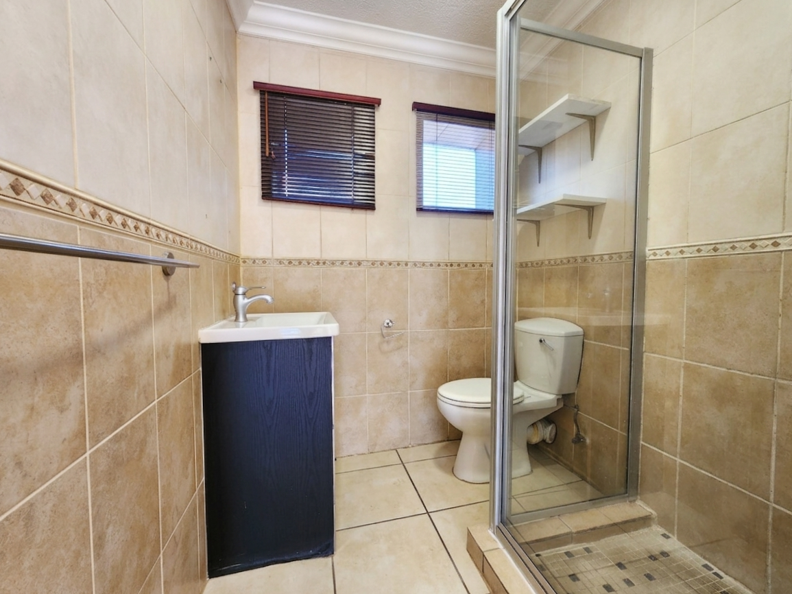 MAIN EN SUITE BATHROOM