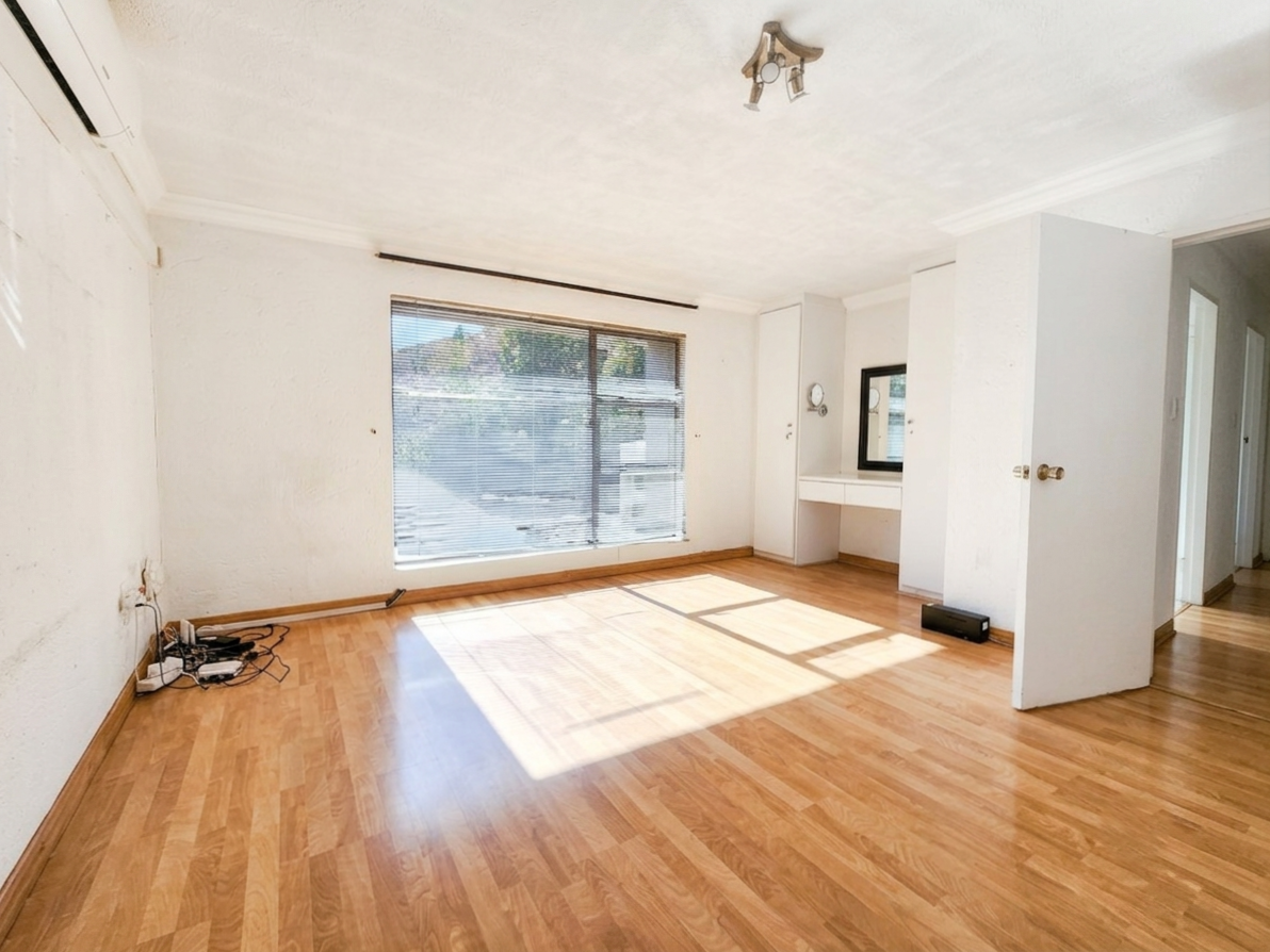 MAIN BEDROOM