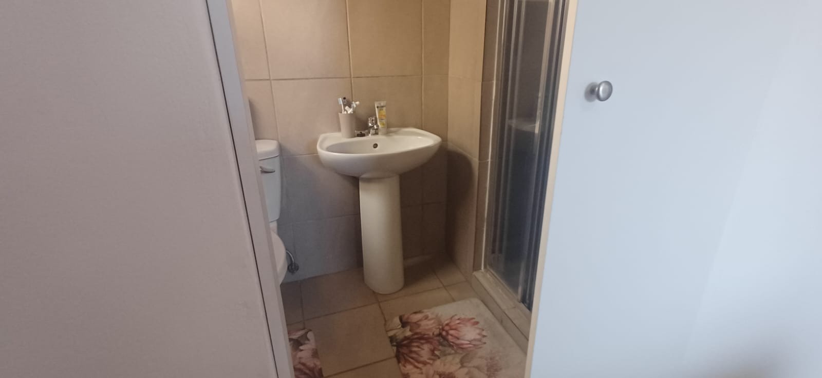 Ensuite to Main Bedroom b