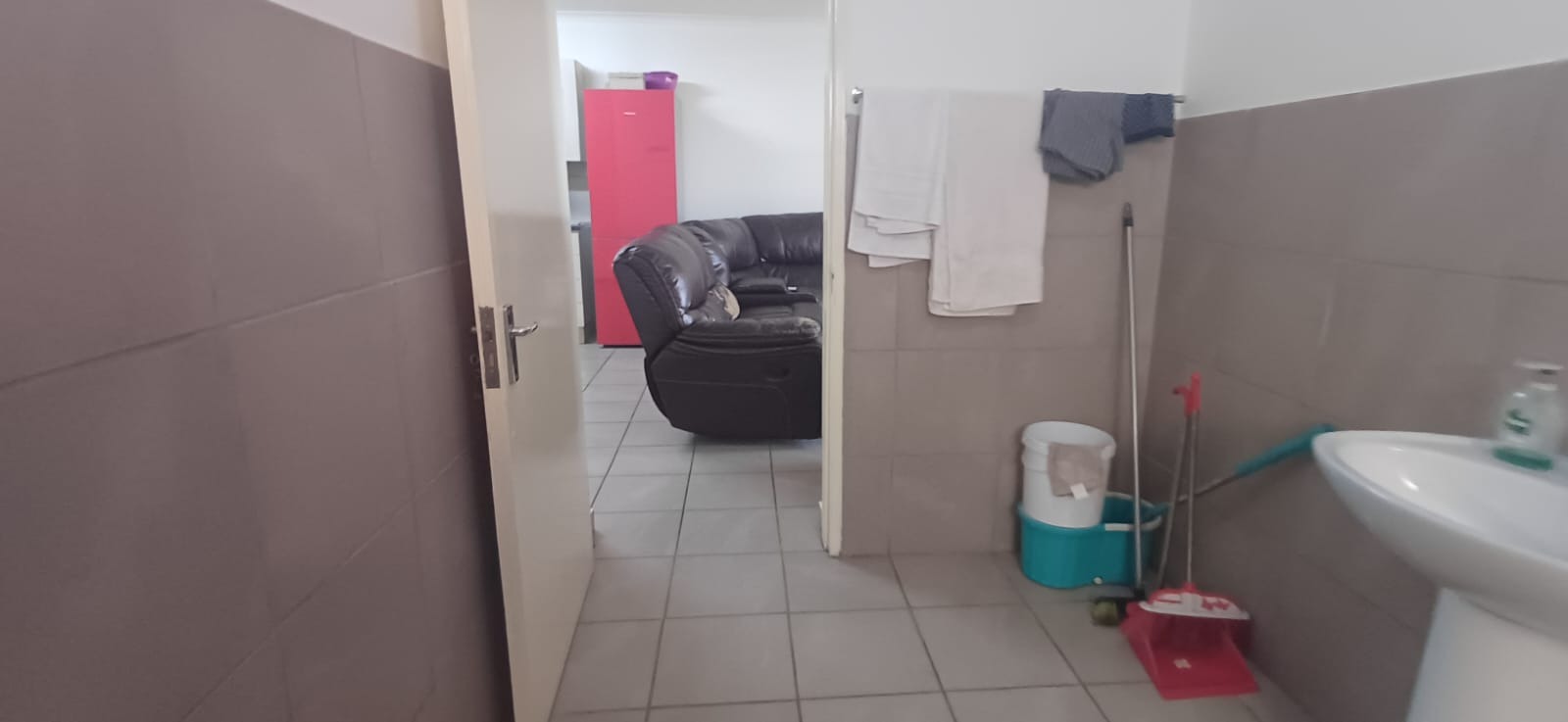 Shared Bathroom d